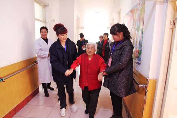 老人的笑容，我們的快樂——公司青年志愿者走進(jìn)敬老院活動側(cè)記.jpg